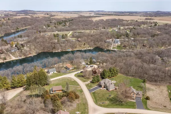 Apple River, IL 61001,10A52 Cardinal CT