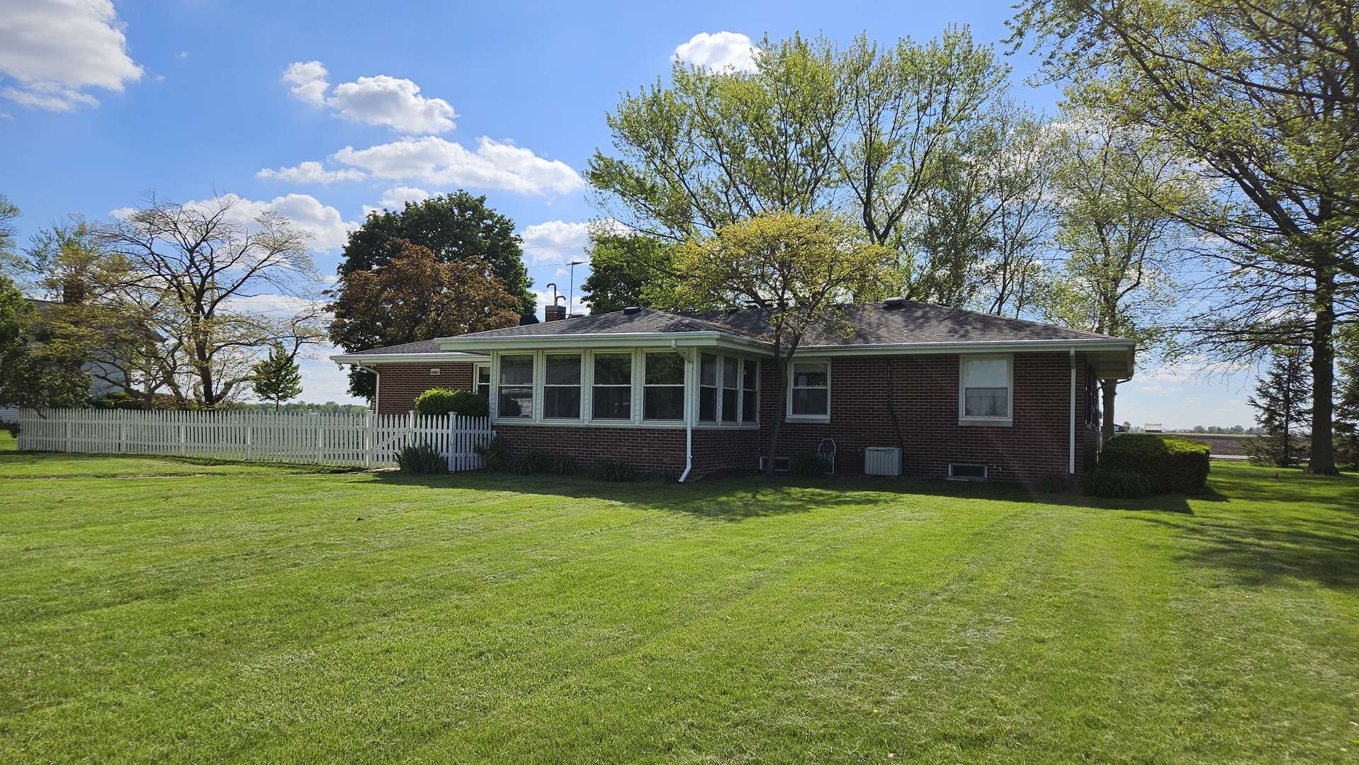 Tolono, IL 61880,806 County Road 1200 E