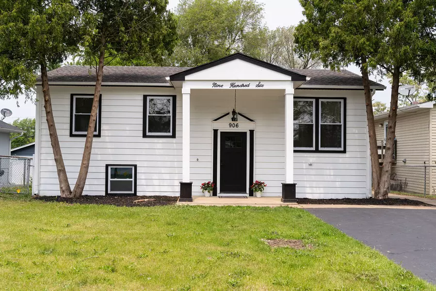 906 Central Park DR, Round Lake Beach, IL 60073
