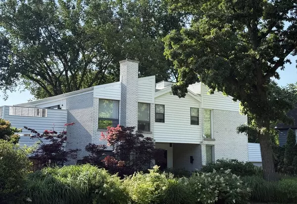 941 Harms RD, Glenview, IL 60025