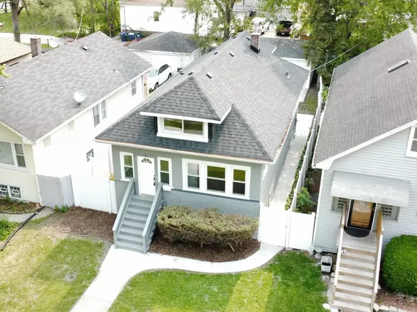 9 S 21st AVE, Maywood, IL 60153