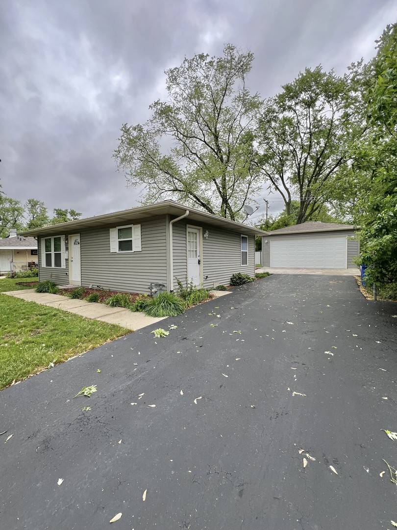 102 Caddy AVE, Carpentersville, IL 60110