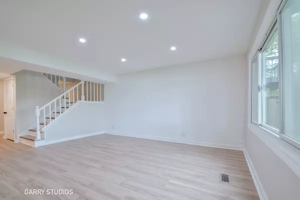 Bloomingdale, IL 60108,205 LAKESHORE LN