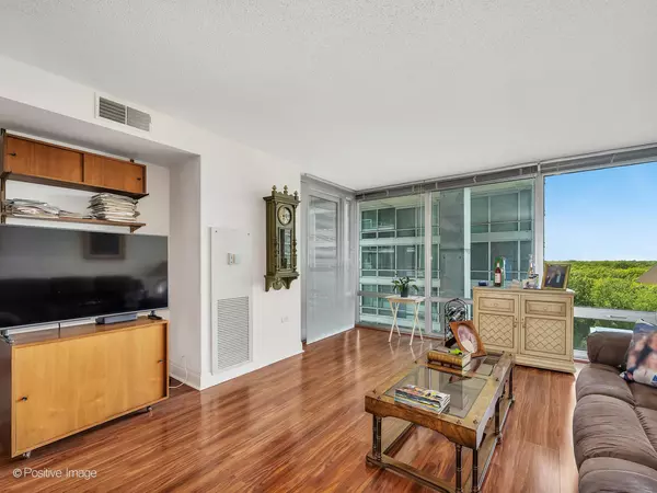 Skokie, IL 60077,9715 Woods DR #1104