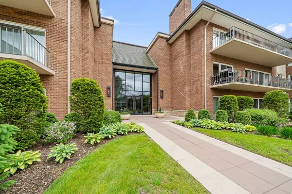 6 Oak Brook Club DR #J104,  Oak Brook,  IL 60523