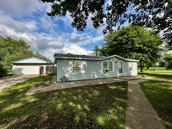 1008 Bloomington ST, Dewitt, IL 61735