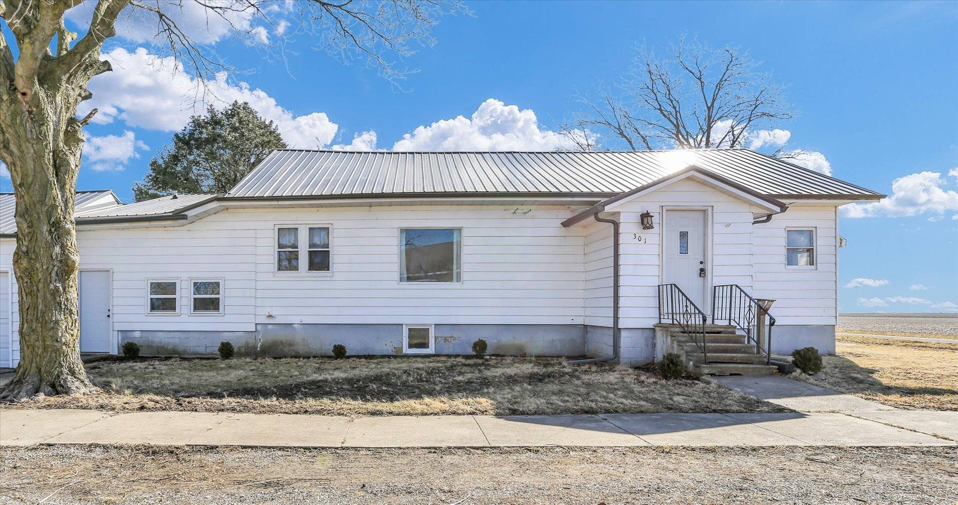 Villa Grove, IL 61956,301 S Douglas ST