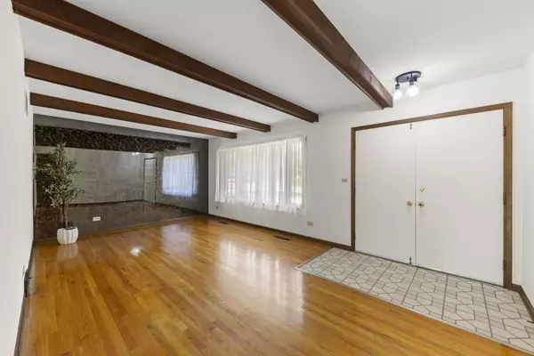 Schaumburg, IL 60193,323 E Weathersfield WAY