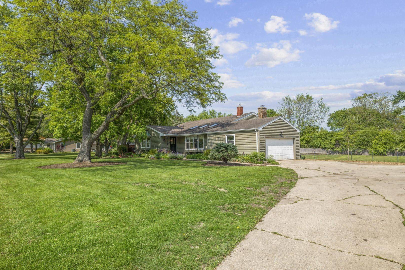 Libertyville, IL 60048,2248 Heathercliff DR