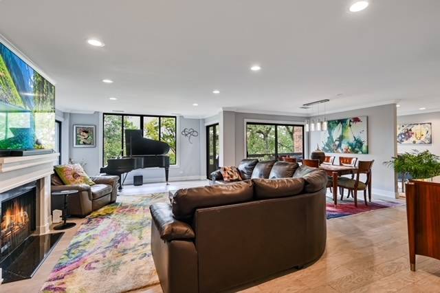 Hinsdale, IL 60521,1409 Burr Oak RD #311A