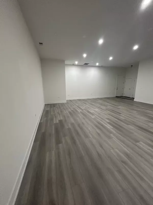 Chicago, IL 60613,Address not disclosed