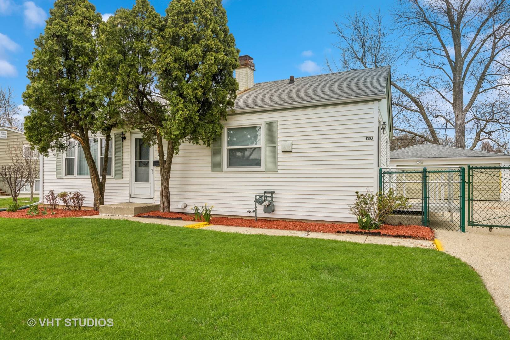 120 Madera CIR, Carpentersville, IL 60110