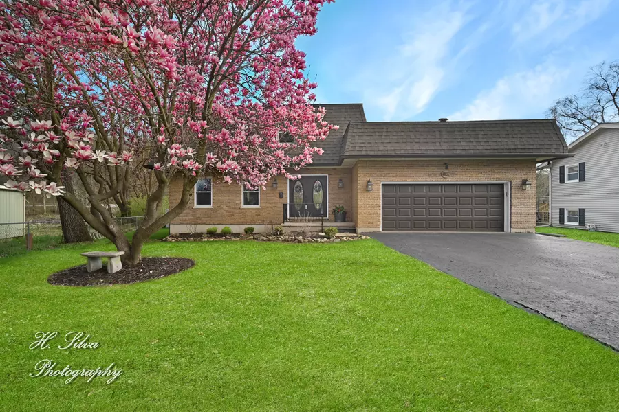 1402 Winaki TRL, Algonquin, IL 60102