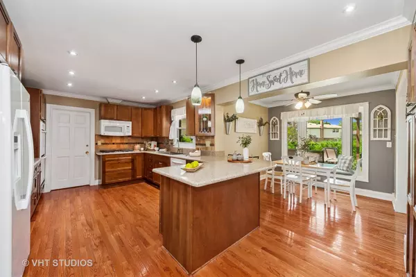 Arlington Heights, IL 60004,1910 E Crabtree DR