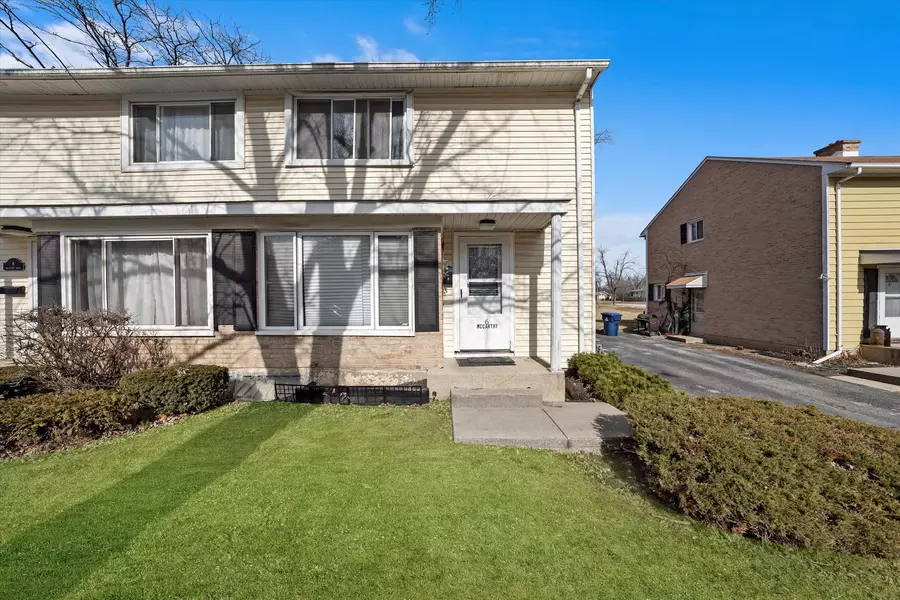 6 Mccarthy RD #6, Park Forest, IL 60466