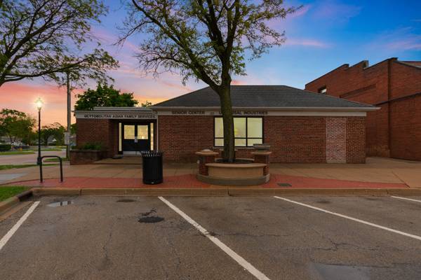 127 E Main ST, Roselle, IL 60172