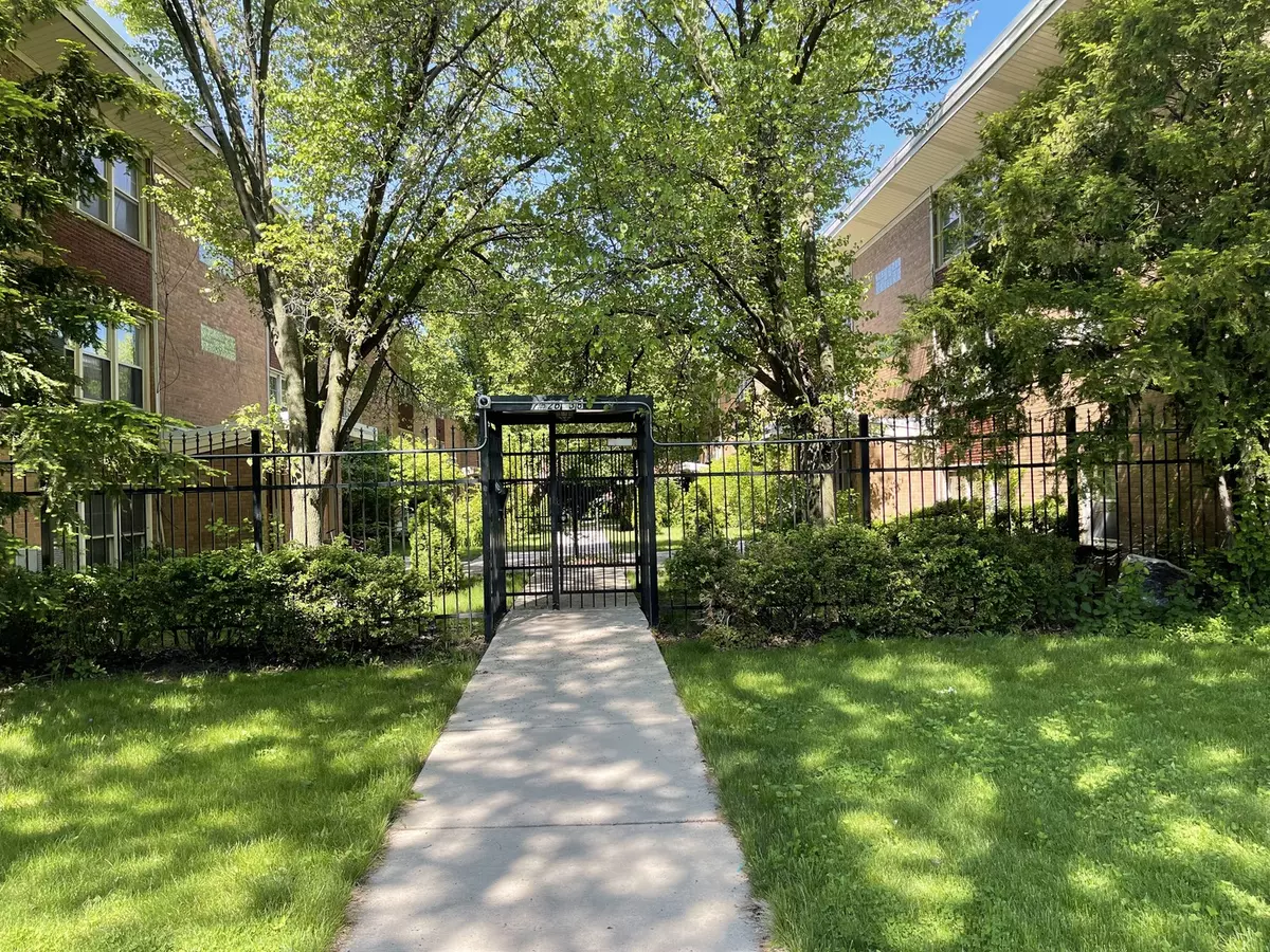 Chicago, IL 60645,7530 N Ridge BLVD #3W