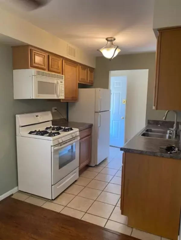Mount Prospect, IL 60056,1840 W Hatherleigh CT #2D