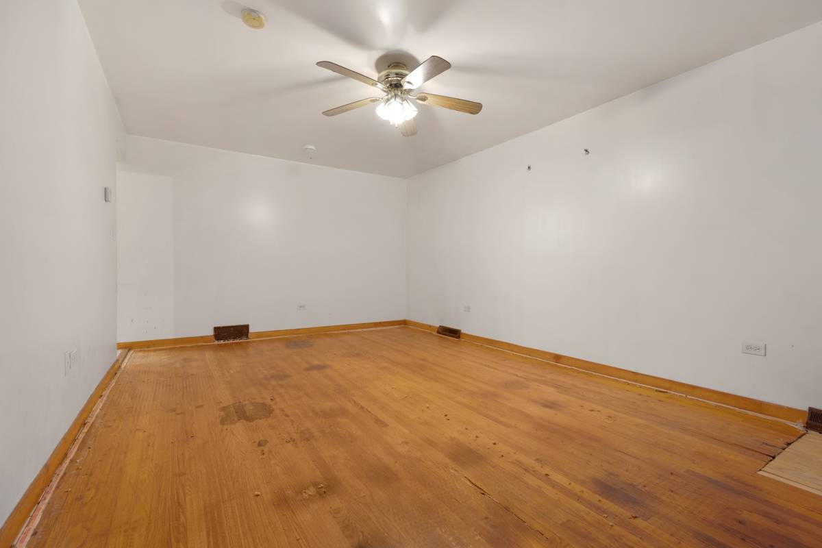 Chicago, IL 60617,9241 S Kingston AVE