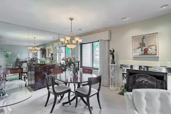 Northbrook, IL 60062,3070 Pheasant Creek DR #201