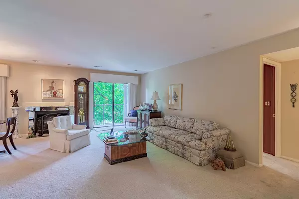 Northbrook, IL 60062,3070 Pheasant Creek DR #201