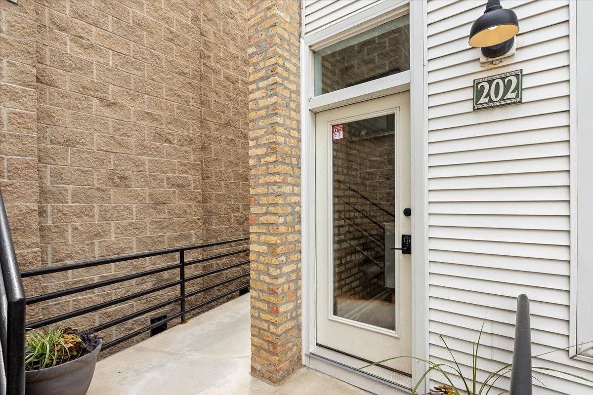 Chicago, IL 60657,2943 N Lincoln AVE #202