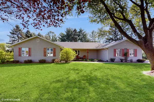 570 N Sharon DR,  Woodstock,  IL 60098