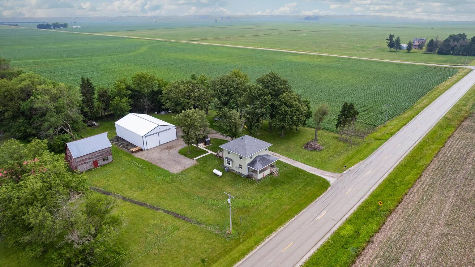 Melvin, IL 60952,884 E 1200n RD