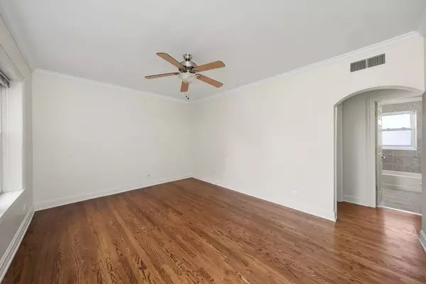 Chicago, IL 60641,4860 W WARNER AVE #1