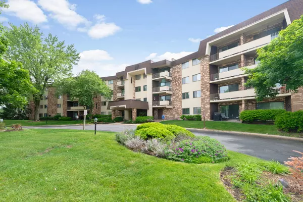 3350 N Carriageway DR #208, Arlington Heights, IL 60004