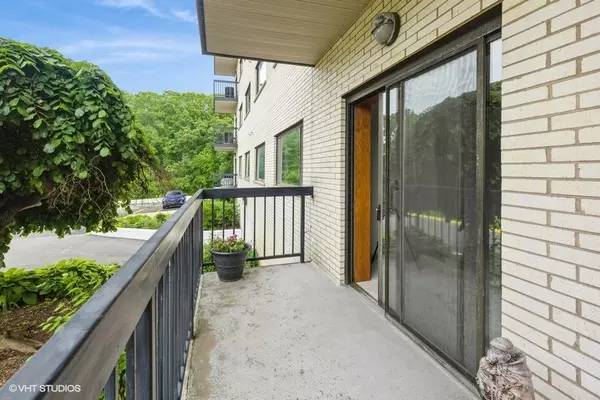 Countryside, IL 60525,6700 S Brainard AVE #104