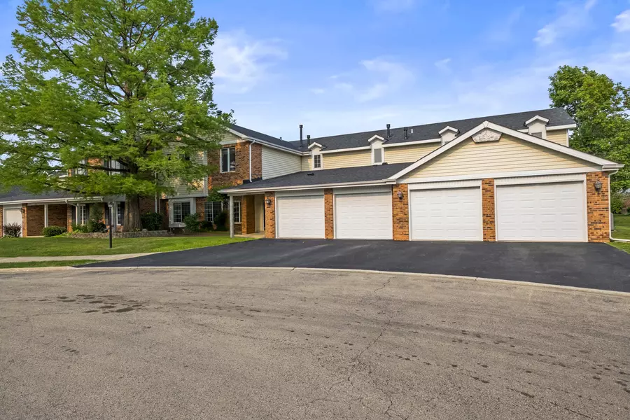 7215 Birchwood CT #19B, Willowbrook, IL 60527