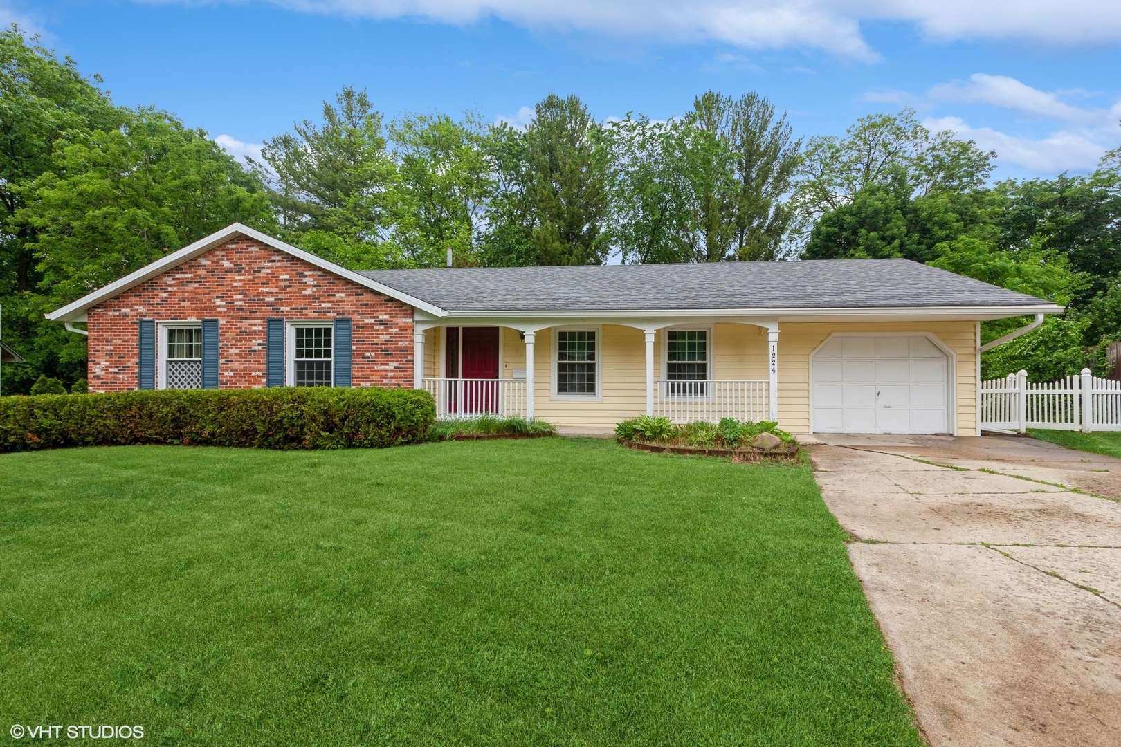 1224 Foxglade CT, St. Charles, IL 60174