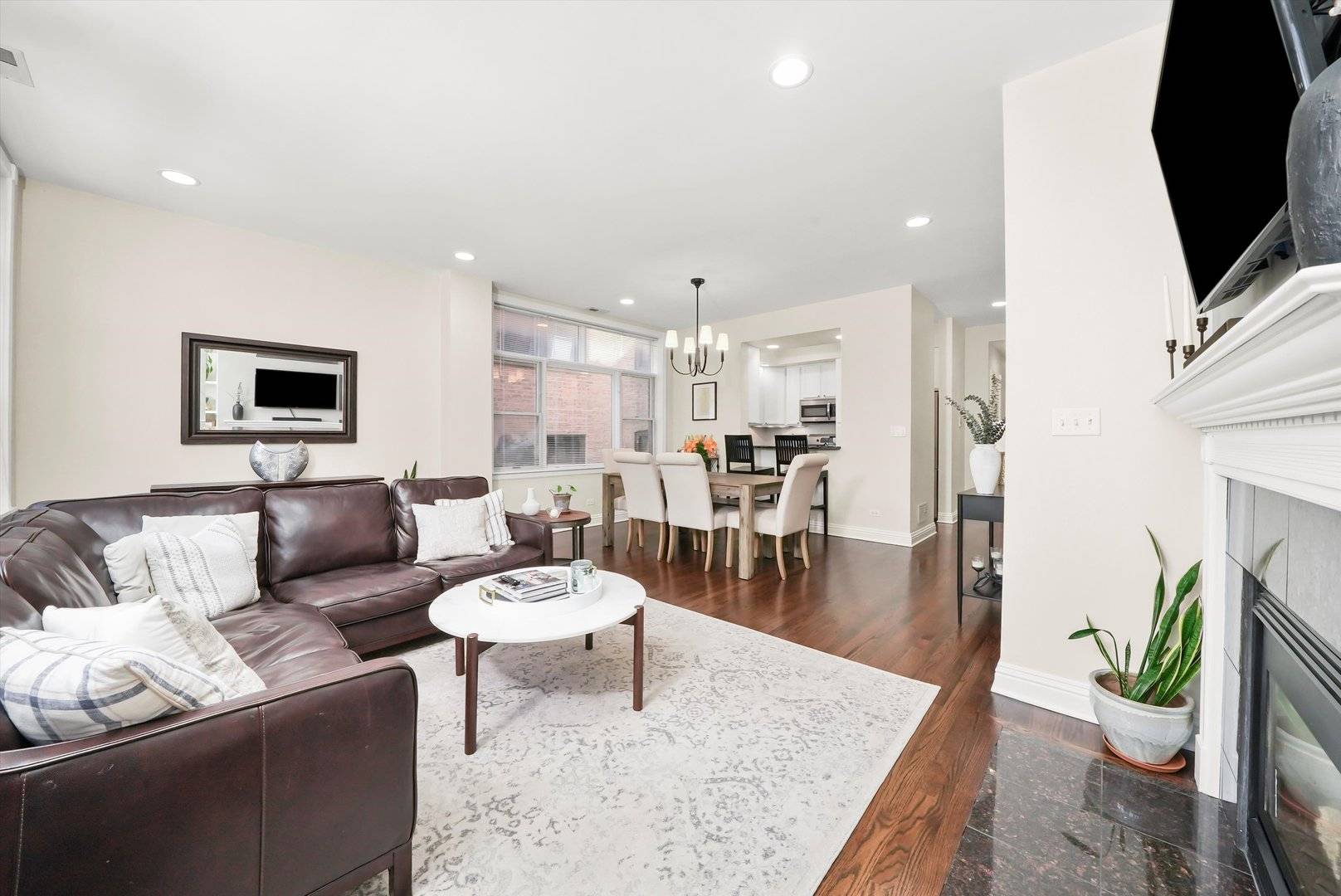 Chicago, IL 60657,851 W Fletcher ST #2
