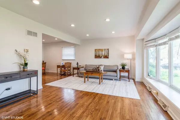 Northbrook, IL 60062,1037 Cedar LN