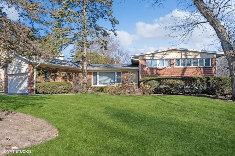 1133 Mayfair LN, Glencoe, IL 60022