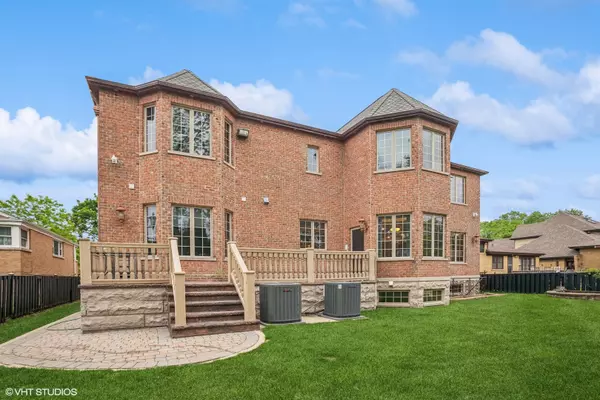 Lincolnwood, IL 60712,3832 W Chase AVE