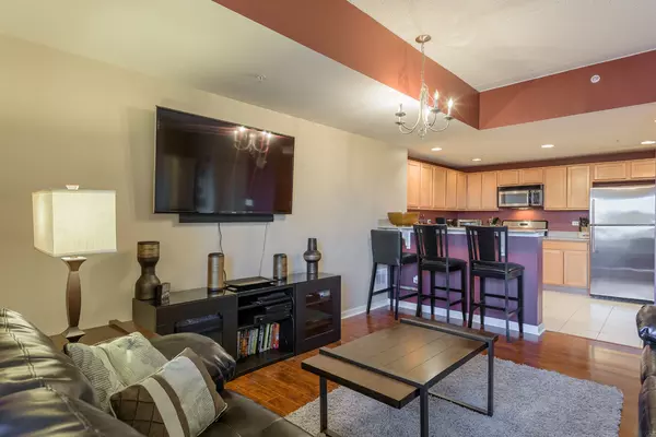 Woodridge, IL 60517,6420 Double Eagle DR #402
