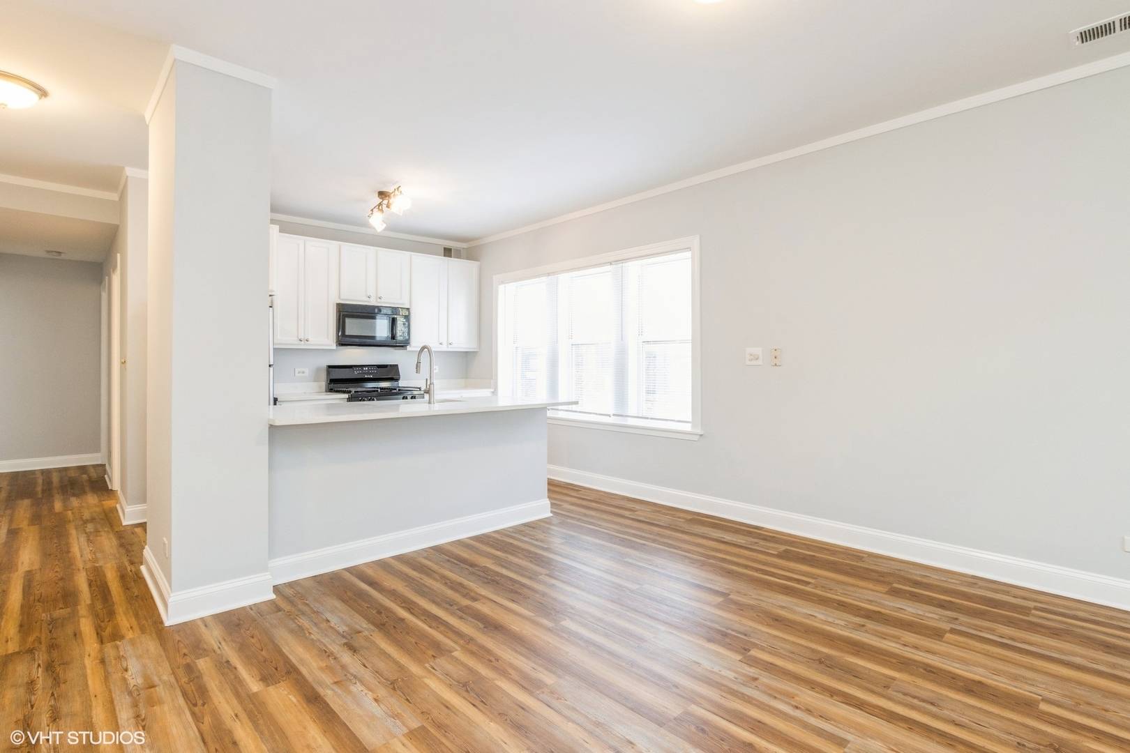 Chicago, IL 60645,7363 N DAMEN AVE #302