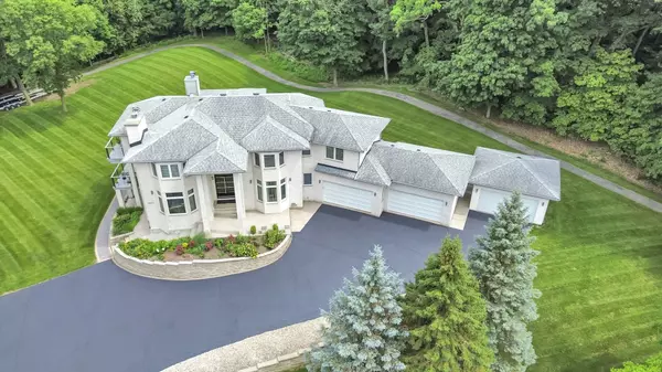 10470 N River RD, Barrington Hills, IL 60010