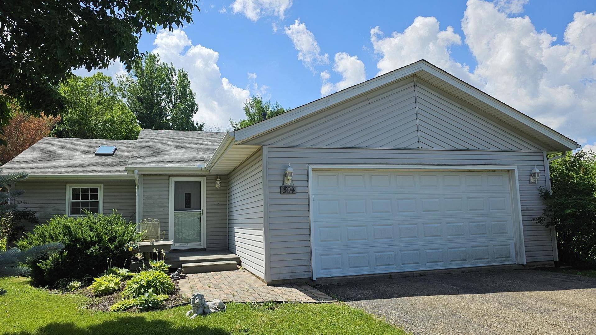 304 Constitution DR, Poplar Grove, IL 61065