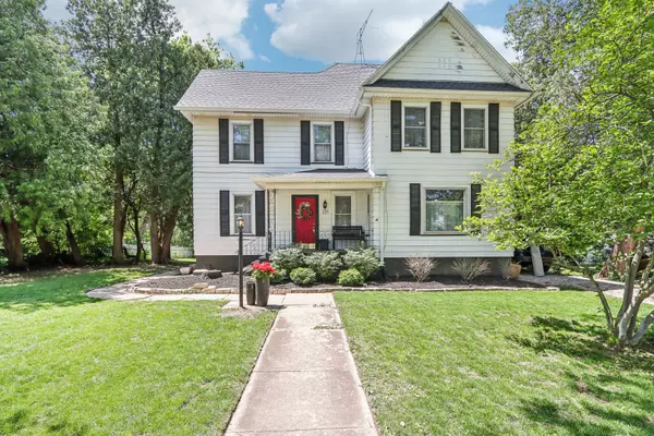 221 N Sycamore ST, Hinckley, IL 60520