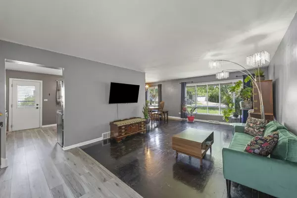 Villa Park, IL 60181,202 E Julia DR