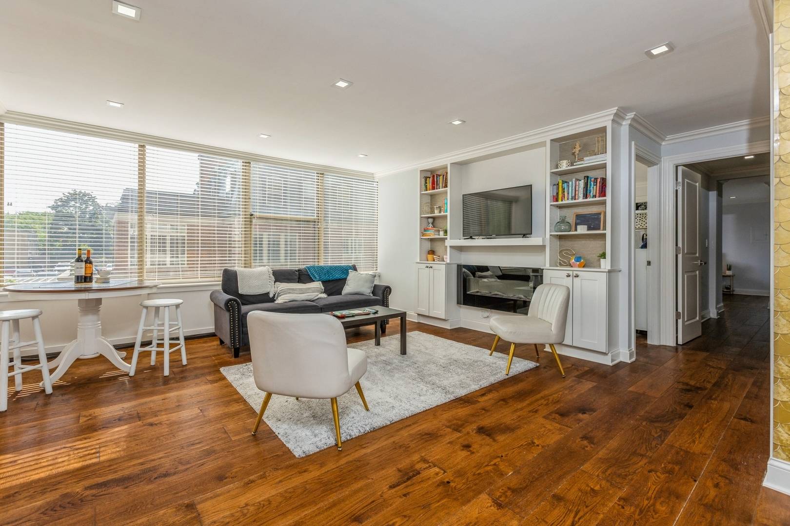 Chicago, IL 60657,360 W Wellington AVE #2E