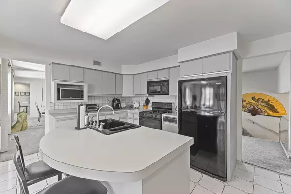 Glenview, IL 60026,2213 Strawberry LN