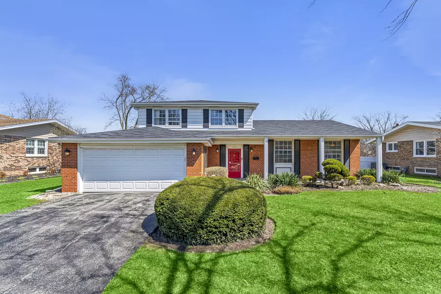 2213 Strawberry LN, Glenview, IL 60026