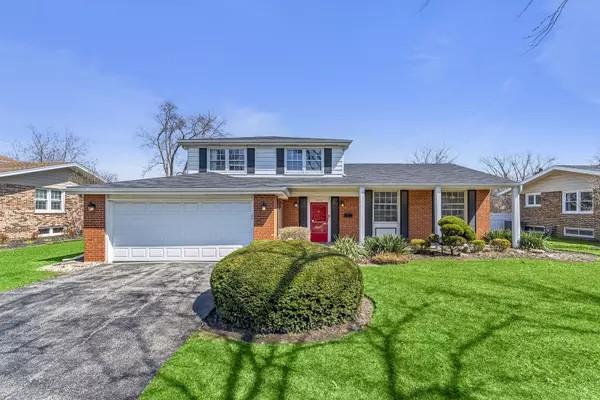 2213 Strawberry LN, Glenview, IL 60026