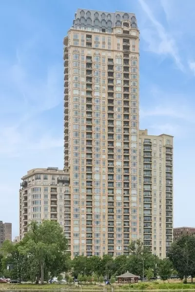 Chicago, IL 60614,2550 N Lakeview AVE #704