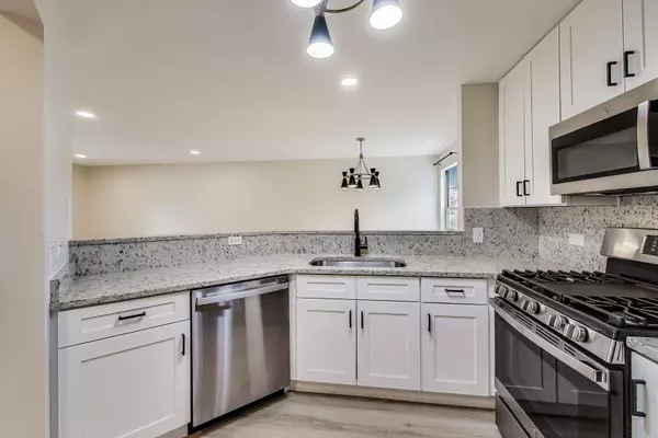 Palatine, IL 60067,215 W Jennifer LN #1