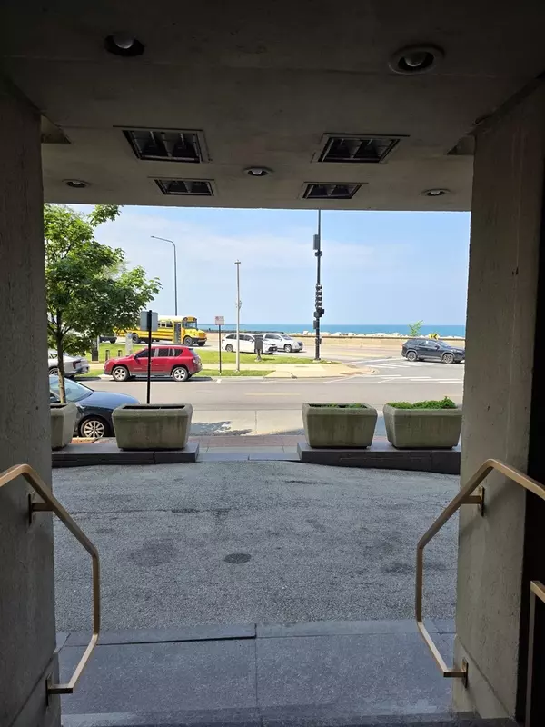 Chicago, IL 60649,6700 S South Shore DR #18K